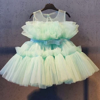 Küçük bir kızın ilk doğum günü elbisesi, vaftiz için tül prenses balo elbisesi ve balo için güzel bir gece elbisesi
